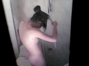 楼下美眉貌似遇到开心事了一边洗澡一边高兴的唱歌