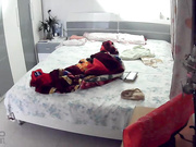 360水滴监控偷拍爱裸睡骚女手机看完片子用内裤去擦B