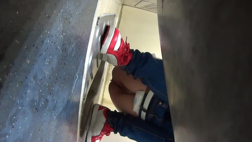 高清大神重出江湖高铁列车近距离偷拍白领，乘务员，美女大学生的逼