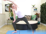 苗条大奶金发女郎奥克塔维亚红色裸体瑜伽展示逼逼