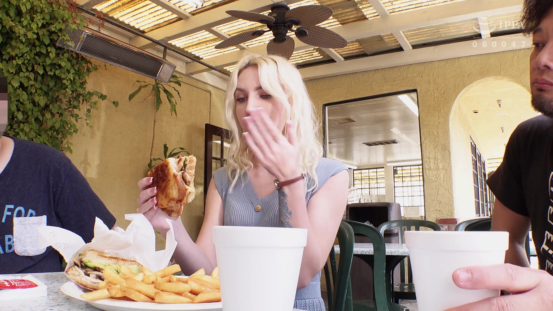 [HIKR-192] ロスでナンパしたビバリーヒルズのお嬢様が処女なのに中出しAVデビュー - 1of5