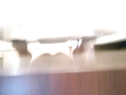 高檔寫字樓公共衛生間拍攝到的牛仔裙高跟漂亮清純妹子如廁 邊玩手機邊用電筒補光拍攝 清晰對白～1080P高清