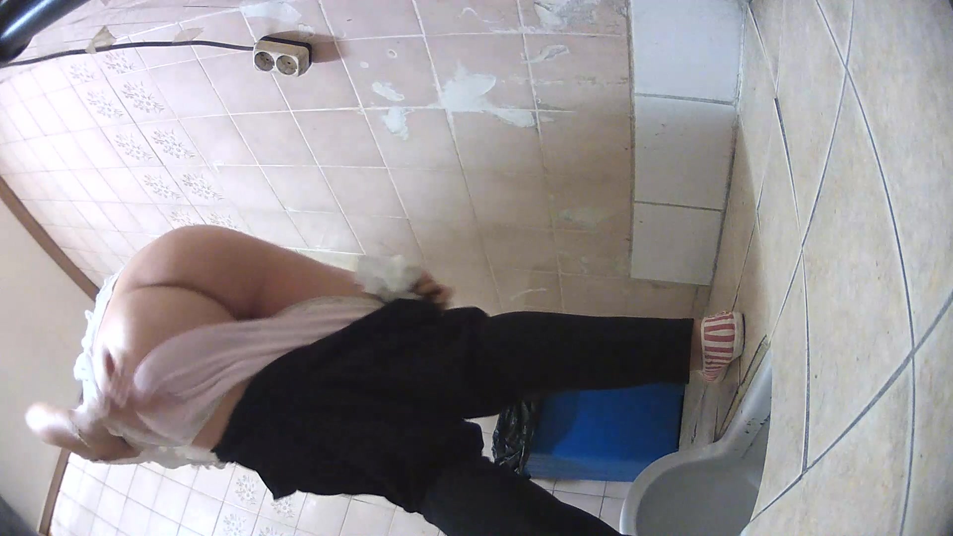 精品推薦 出租公寓房攝像頭拍攝到的長腿美女尿尿 雪白圓潤大屁股絕對誘惑十足～1080P高清