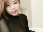 苗條身材騷氣妹子穿著情趣透視裝浴室裏現場直播洗澡 跳蛋塞穴自慰噴水大秀 呻吟誘人 逼逼得被玩黑了