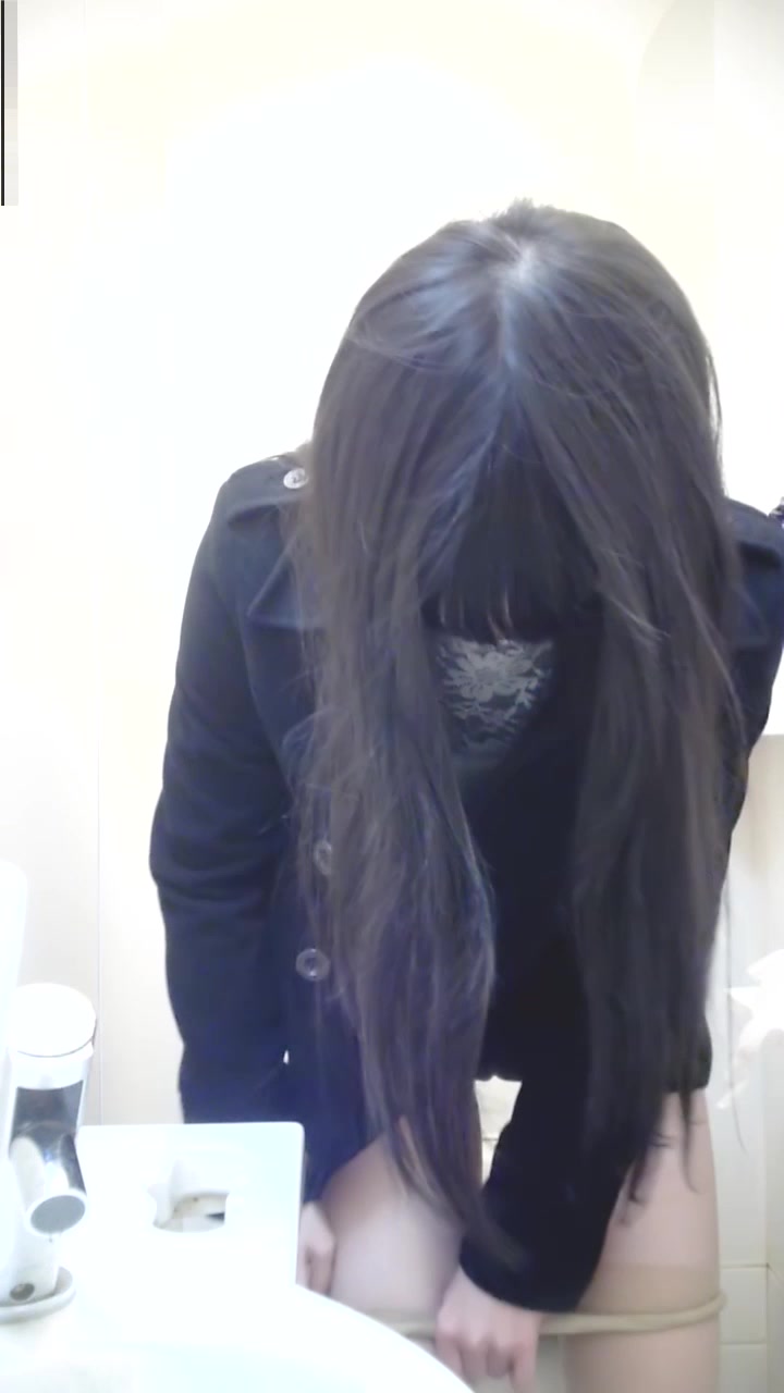 最新流出-美女如雲的高級餐廳公共衛生間拍攝到的各種風格氣質美女如廁 有個牛仔背帶褲妹子擦逼逼的姿勢很誘人 720P高清原版