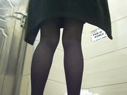 某大型商場公共衛生間拍攝到的各式美女少婦如廁 黑絲開檔內褲肥臀大屁股看得誘惑十足 1080P高清
