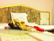 獨家推薦 說話有點嗲的紅衣氣質美女酒店開房與網戀男友私會啪啪打炮 直接掰開雙腿直插花心幹得直叫輕一點 國語對白 720P高清原版