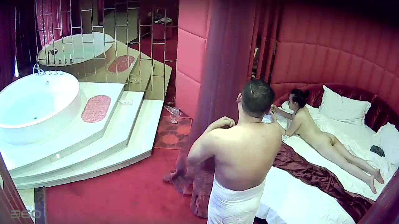 情趣酒店水滴摄像头监控TP大款胖哥和逼毛性感的骚情人按摩浴缸激情啪啪羡慕死屌丝