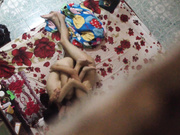 色房東偷拍簡陋出租房年輕情侶的日常起居生活 洗完澡撩撥男朋友啪啪玩耍 有點嗨呀 1080P高清