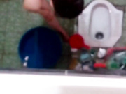 合租房拍攝到的兩個打工妹子沐浴更衣 貌似不小心被發現了 妹子蹲著狼狽的撤離浴室 露臉高清