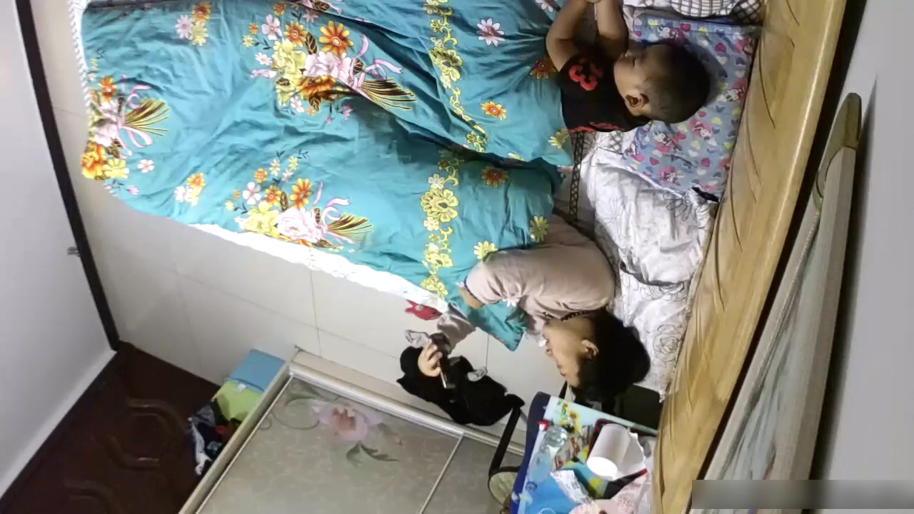 居家攝像頭破解拍攝到的寂寞少婦用手機視頻裸聊與網友虛擬做愛 貌似旁邊還有小孩睡著了 720P高清