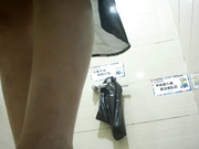 某大型商場公共衛生間拍攝到的各式美女少婦如廁 有個年紀不大的富姐很有熟女範 1080P高清