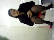 最新流出作品-國內某商場公共女廁拍攝到的各式美女少婦如廁 有個紅內褲妹子顏值蠻高的～2V露臉高清 (1)