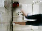 新全景高校女廁正面拍攝3個很有知識範黑框眼鏡美眉如廁噓噓 肥嫩逼逼看得誘惑十足 1080P高清