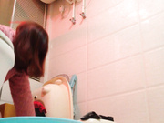 精品推薦 出租屋浴室攝像頭拍攝到的租客眼鏡少婦尿尿 用消毒液開水洗逼逼 看得欲火焚身誘惑十足～1080P高清