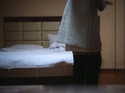 周末眼鏡哥酒店開房約了個苗條身材兼職妹子泄瀉火 主動跪舔雞巴配合各種體位 叫床聲給力 國語1080P高清