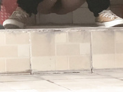 【精品厕拍】，胆大心细，坑神躲藏高校女厕，隔板缝偷拍多位学姐方便，看不清还补光，附加露脸照片