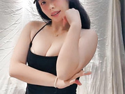 钢管舞宝贝小飘飘激情大秀脱衣艳舞诱惑狼友，骚逼水多多自己抠道具插特写展示，浪叫呻吟不止高潮冒白浆好骚