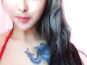 极品纹身美女樱桃小嘴舔鸡巴，白白的奶子粉粉的乳头