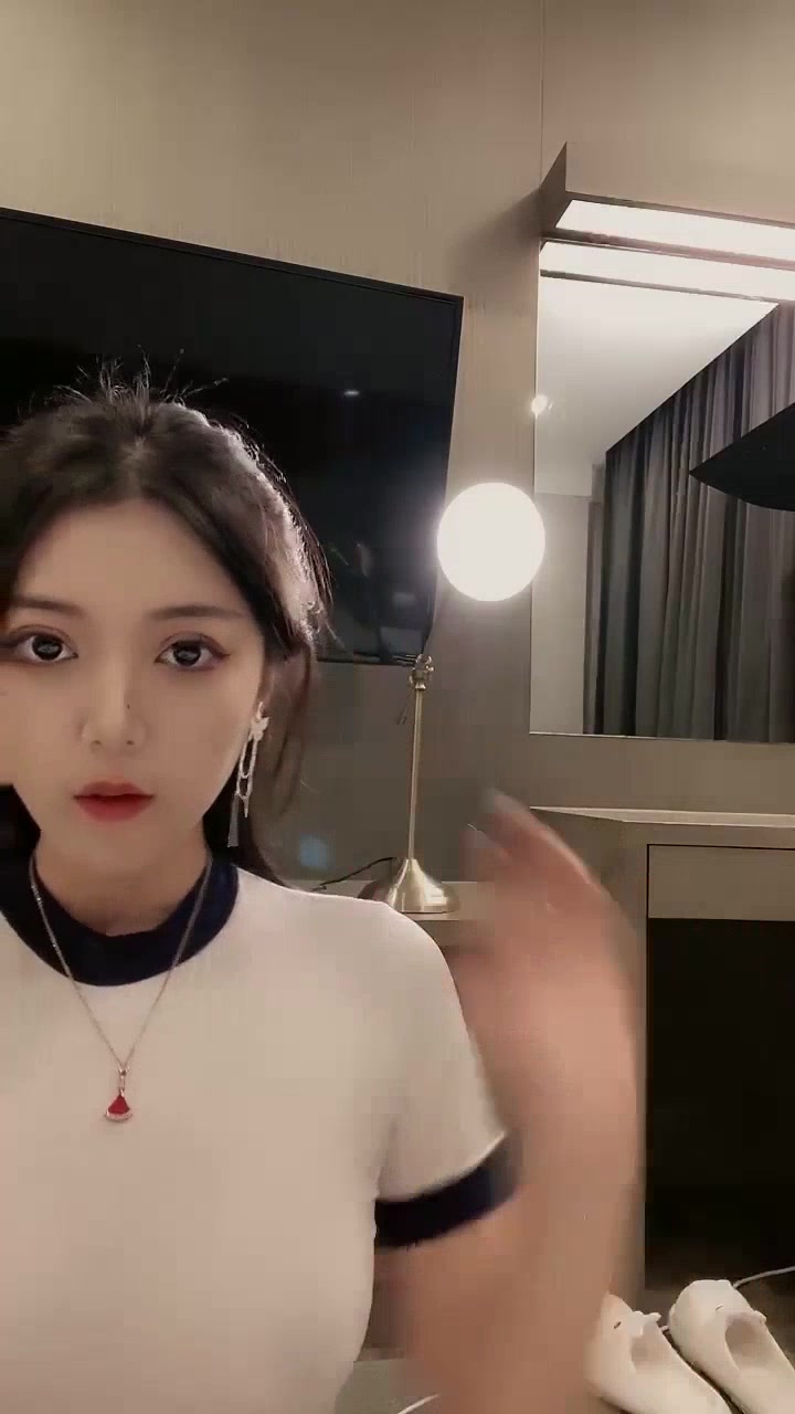 超级好看得妹子直播和男友操逼，连续被操了3小时真牛啊，妹子水流不止啊，都把妹子操哭了