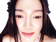 有气质的极品少妇，全露脸无毛白虎逼跟狼友撩骚互动，道具抽插骚穴特写展示，把自己搞喷了，精彩刺激别错过