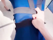 【真实原创】哄骗妹妹闺蜜出来逛街买衣服，商场里大庭广众下就抠逼，接着带回酒店穿上制服调教，捆绑爆操后内射她的白虎嫩穴