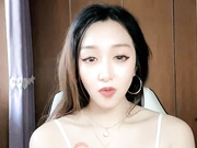 风骚人妻大奶淫娃全程露脸丝袜情趣大秀直播，跟狼友撩骚互动听指挥，一边揉着骚奶子一边道具抽插骚穴好刺激