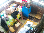 光头大爷中午休息被大妈摸硬了鸡巴  和大妈床边操逼下地站着接着干