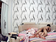 水滴摄像头监控TP眼镜妹刚穿上内裤就被入屋的四眼仔骑上来一炮妹子好变态啊闻自己的擦逼纸