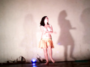 歌舞团女孩给观众展示下体