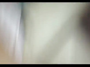 大白天在家玩弄小女友 她害羞的遮住臉 插兩下劇開始呻吟了