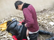 大冬天野外打谷场调教骚货性奴野合完整版