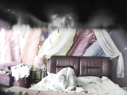 情趣酒店羽毛房偷拍爱美少妇和炮友吃完外卖化个妆再做爱男的还拿手机自拍留念