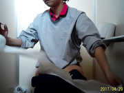 坐盗市流出新系列网球职业学校女厕偷拍没想到运动员美眉穿的内裤也那么性感