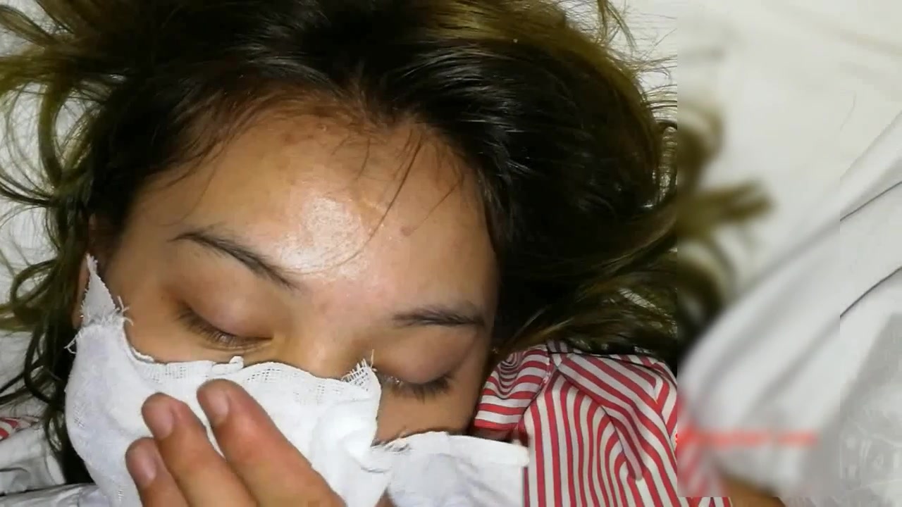 真实自拍18-医院98年性感漂亮的美女小护士不慎被同事灌醉带到酒店尽情玩弄啪啪中途还给美女换了双丝袜！