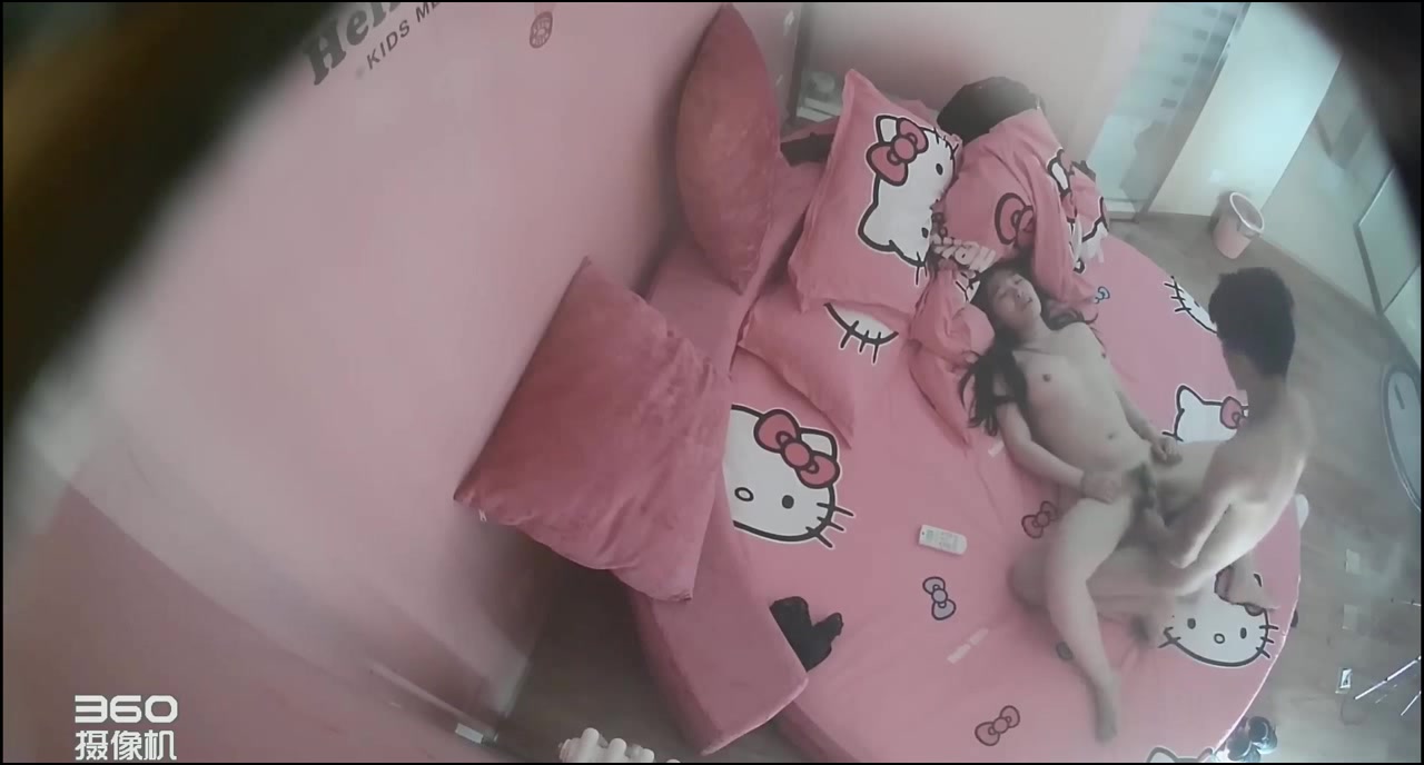 特色宾馆偷拍胸大白嫩的长发大学美女装清纯不配合被男友扯掉裤子强行进入,敏感度太高男的一动就啊啊大叫!