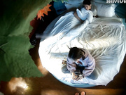 特色酒店俯拍年轻情侣开房爱爱扎两辫可爱清纯小美女装矜持不脱衣服让男友脱肤白身材好呻吟声很响亮淫叫不停