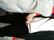 去工友家里玩工友外出不在，和他在厨房正在做饭的骚老婆搞起骚货那饥渴样平时肯定没吃饱过