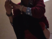 商场厕拍系列 几个妹子好像发现了被偷拍又不敢确定，只敢偷偷的喵一下