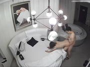 精品酒店偷拍气质短发大学美女和眼镜男情人正啪啪时男的突然接到女友电话,美女很亢奋自己扭动操,男的讲电话