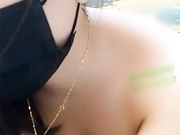 丰满白嫩的性感美女主播按照粉丝会员要求的动作和小表弟啪啪直播,貌似男的鸡鸡有点小没把她操爽.全程国语!