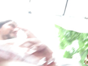 带孩子逛地摊的风骚丁字裤少妇,诱人的逼毛和阴唇都露出来了