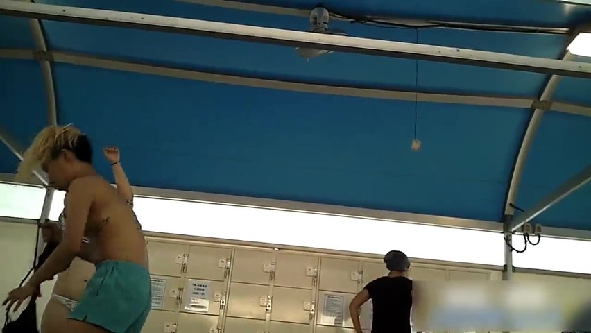 海滨浴场大棚式更衣室偷拍看着比岛国的要真实
