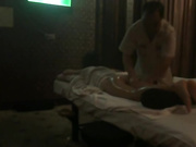 小学徒偷拍老师傅给年轻女顾客做全裸推油兼阴道推拿按摩大开眼界