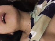 女友性感漂亮的小表妹聚餐时喝醉了带到酒店扒光衣服玩弄后准备操她时担心事后被发现只能射她脸上！