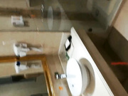 性感漂亮的96年美女酒店开房故意洗澡诱惑前来送酒的服务员说：把我小骚逼操翻,养死了,射里面,不会有后顾之忧!