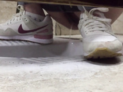 潜入国内高校WC偷拍妹子貌似很累门没关睡着了