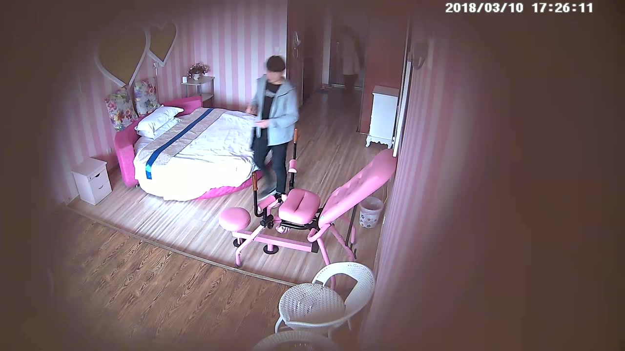 情趣房打扮洋气的清秀苗条美女与小伙开房啪啪啪很主动往鸡巴上坐骑阴毛浓密一看就是性欲旺盛的妹子