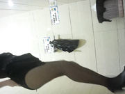 外站流出商场全景女厕偷拍来月经的妹子牛仔裤破得有特色