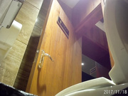 某高级快餐厅TP女员工和女顾客方便皮裤俏皮小美女惹人爱